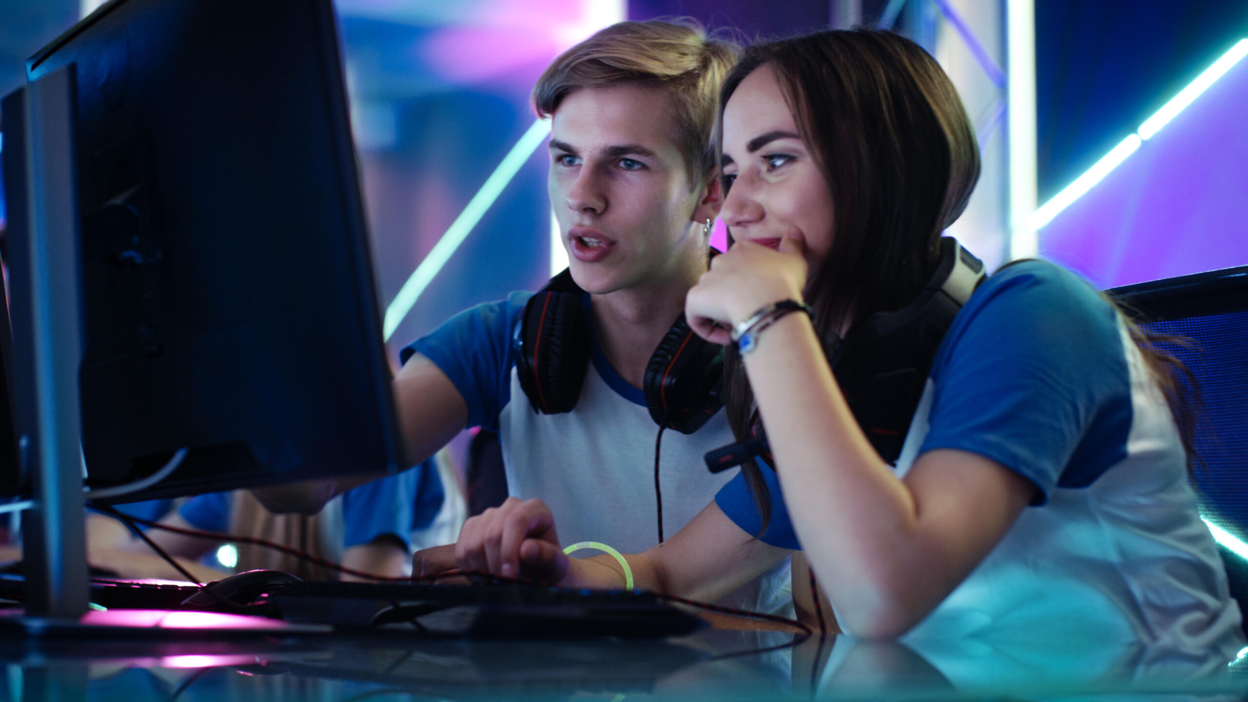 a man and a women strategizing their city building in Manor Lords to achieve best efficiency